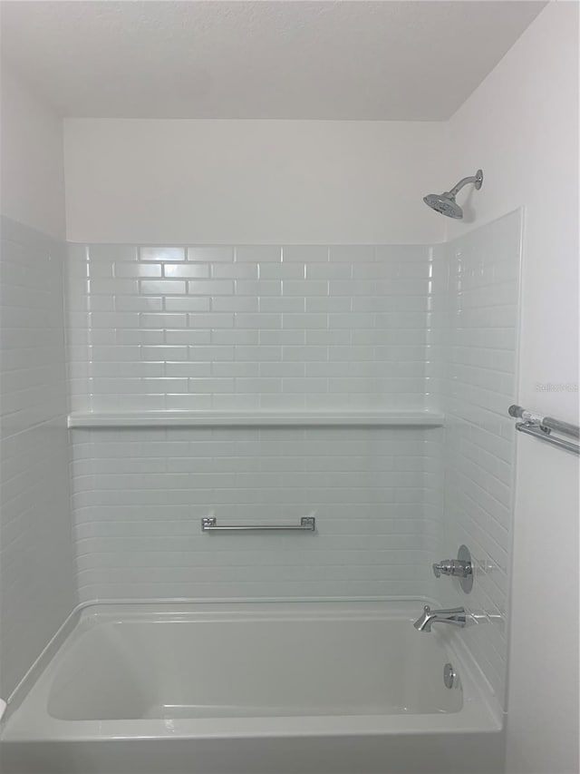 bathroom with tub / shower combination