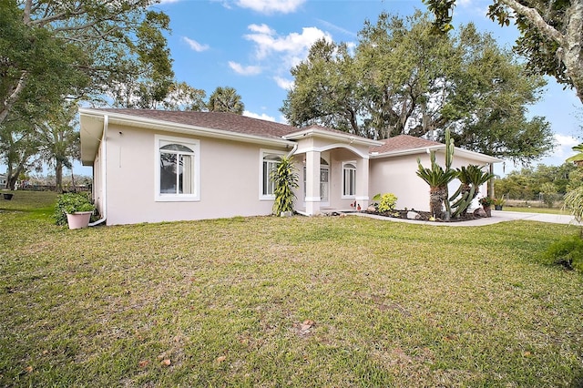 ranch-style home featuring a front lawn