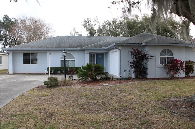 single story home with a front lawn