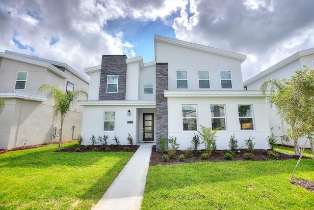 view of front of property featuring a front lawn