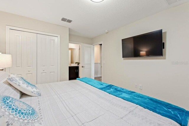 1257 Challenge Dr, Davenport, FL 33896 - bedroom featuring a closet and baseboards