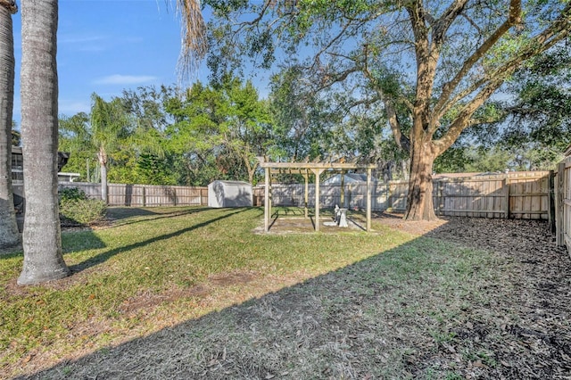 view of yard featuring a storage shed