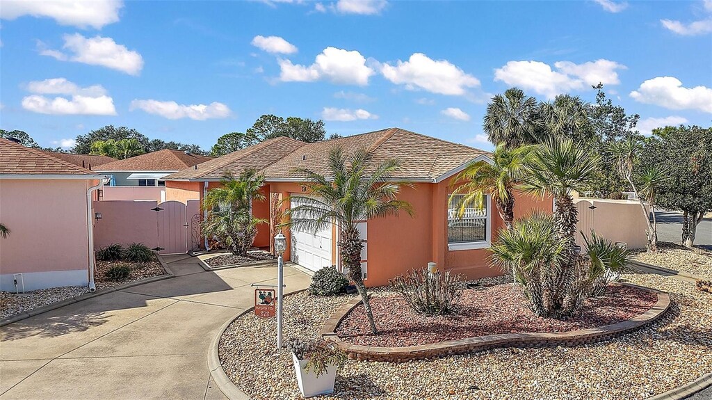 view of front of property featuring a garage