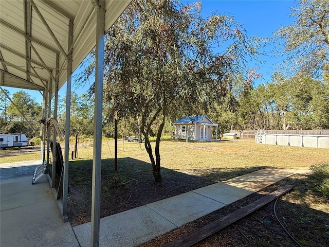 view of yard featuring an outbuilding