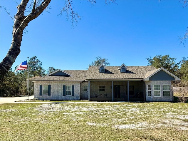 single story home with a front yard