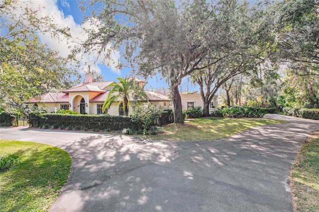 view of front of home featuring a front lawn