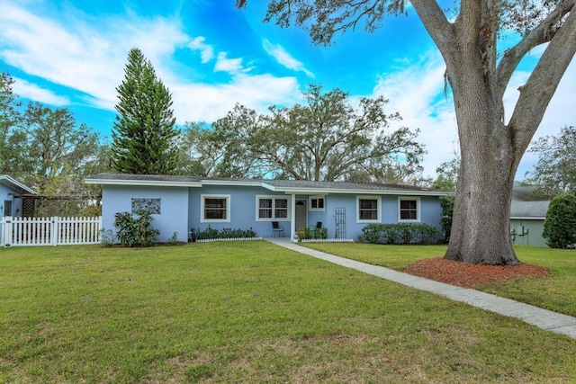 single story home with a front lawn