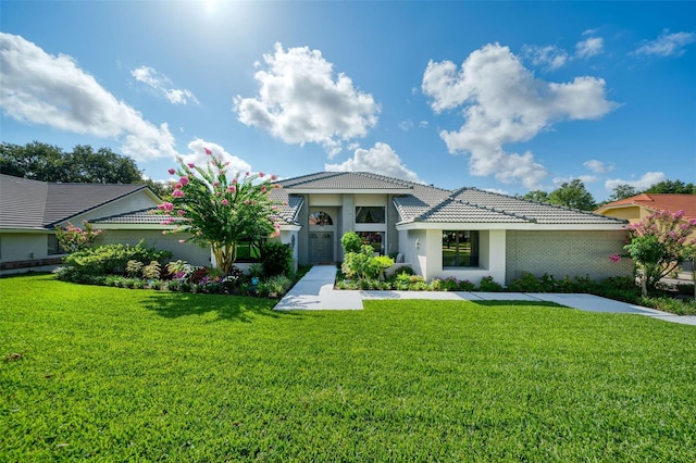 view of front of property featuring a front yard