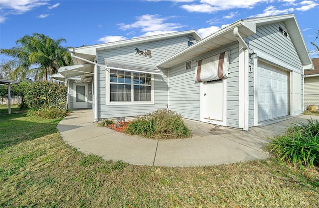 view of front facade featuring a front lawn and a garage