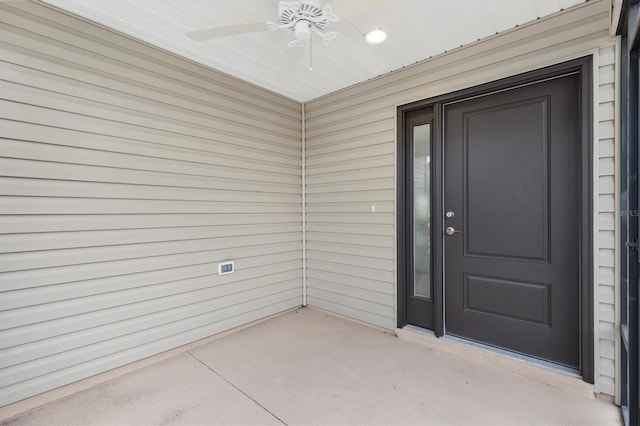 property entrance featuring ceiling fan