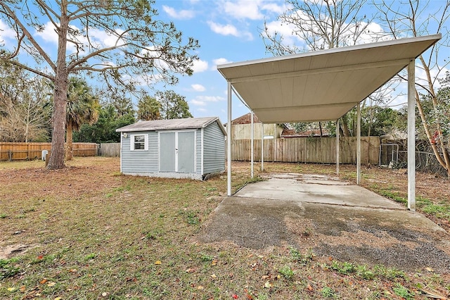 view of yard featuring a carport and a storage unit