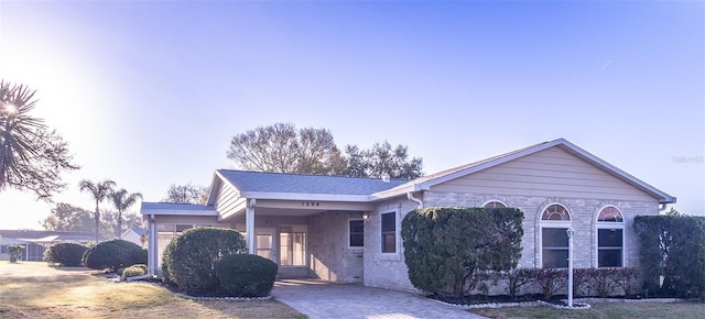 view of front of home featuring a front yard and a carport