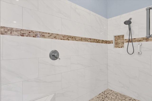 bathroom featuring a tile shower