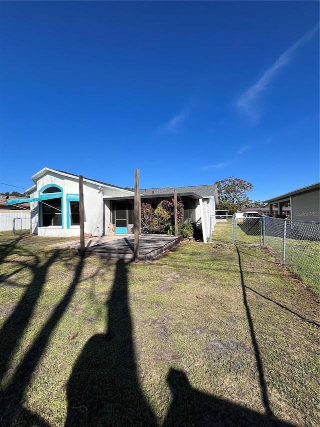 view of front of property featuring a front yard and a patio