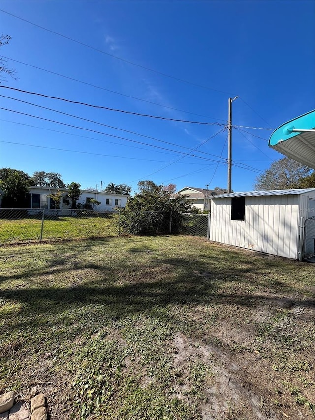 view of yard featuring an outdoor structure