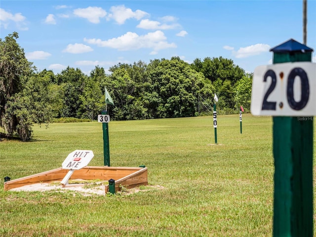 view of property's community featuring a lawn