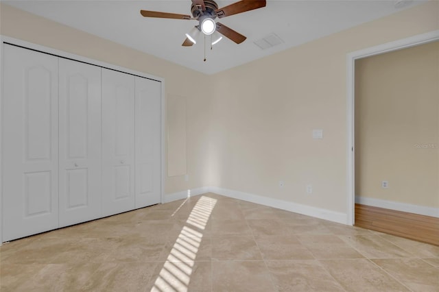 unfurnished bedroom featuring ceiling fan and a closet