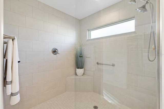 bathroom featuring a tile shower