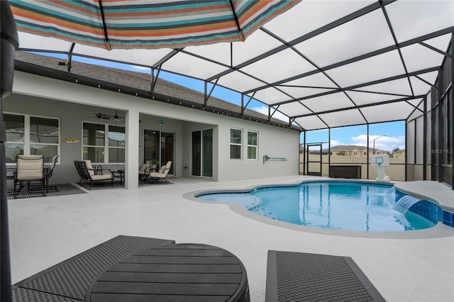 view of swimming pool featuring pool water feature, a hot tub, a lanai, ceiling fan, and a patio