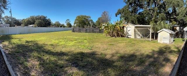 view of yard featuring a shed