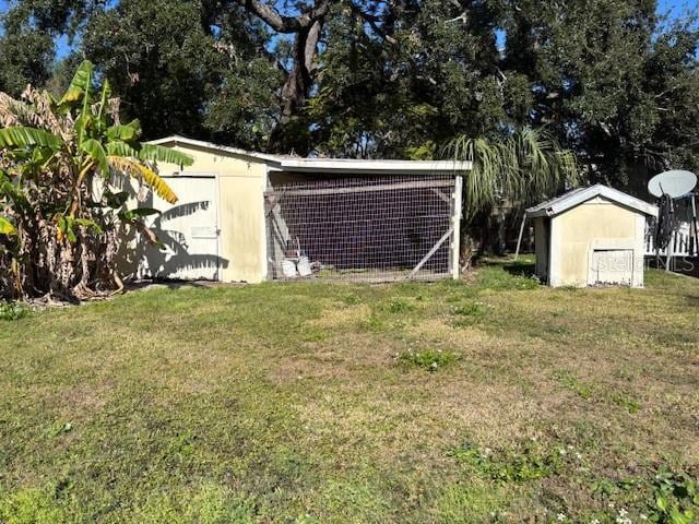 view of yard featuring an outbuilding