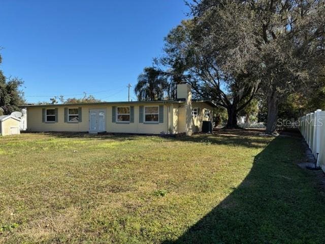 view of front facade with a front yard