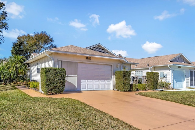 view of front facade featuring a garage and a front yard