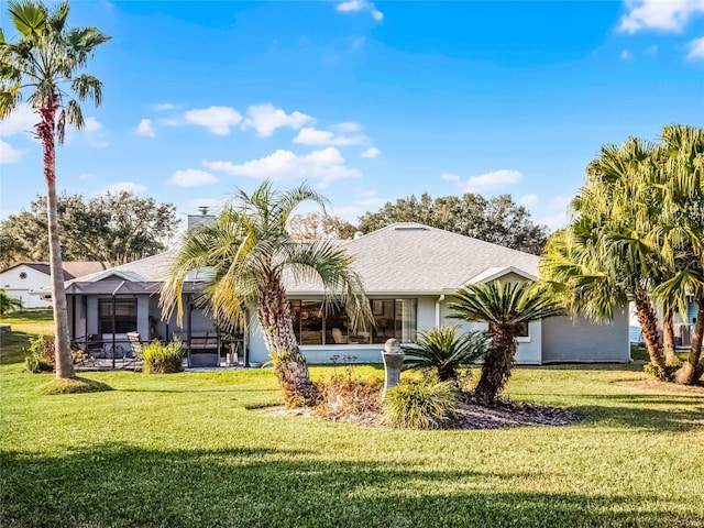 view of front of house featuring a lanai and a front lawn