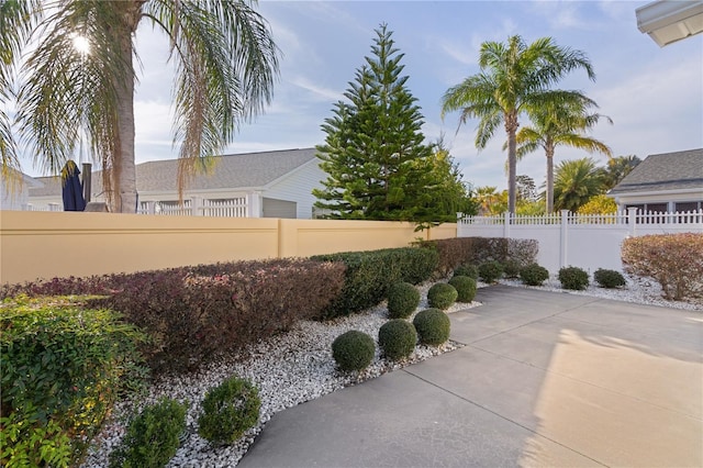 view of yard featuring a patio