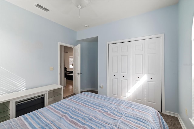 bedroom with carpet flooring and a closet