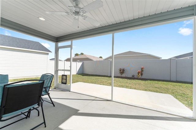 sunroom with ceiling fan