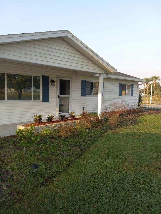 ranch-style house featuring a front yard