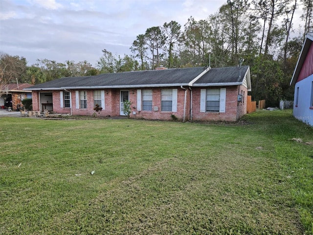 single story home with a front lawn