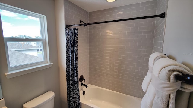 bathroom featuring toilet and shower / tub combo