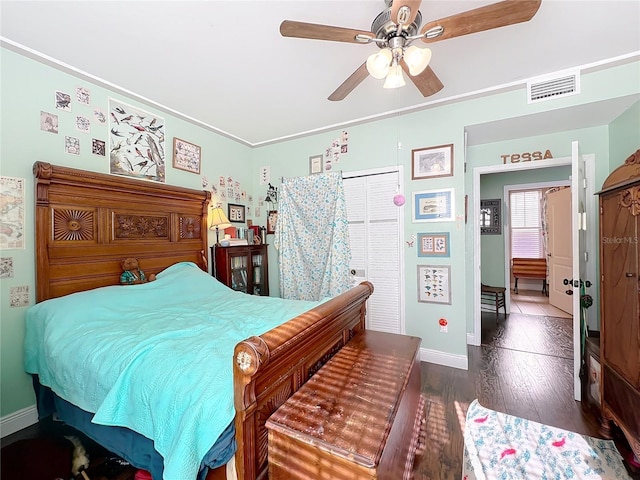 bedroom featuring dark hardwood / wood-style flooring, a closet, and ceiling fan