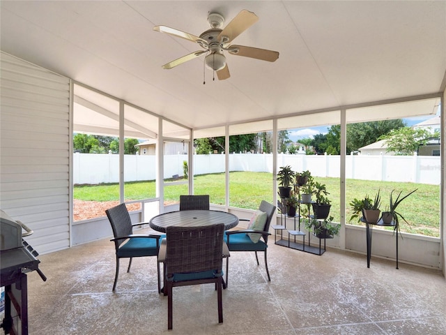 sunroom with ceiling fan