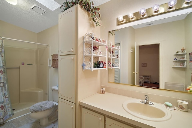 bathroom featuring backsplash, vanity, toilet, a textured ceiling, and a shower with curtain