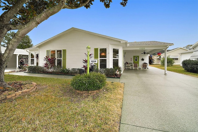 view of front of home with a carport and a front yard