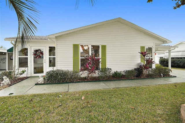 view of front of house with a front yard