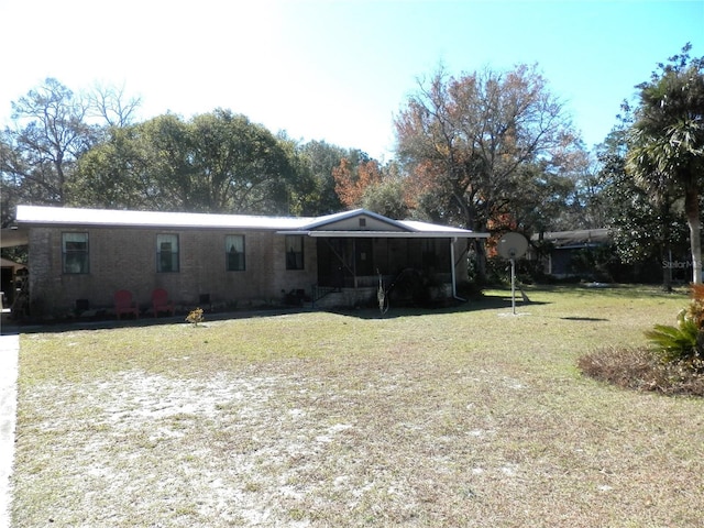 view of front facade featuring a front lawn