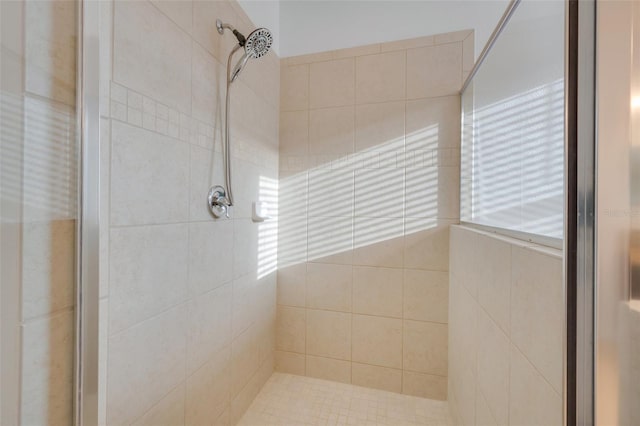 bathroom featuring a tile shower