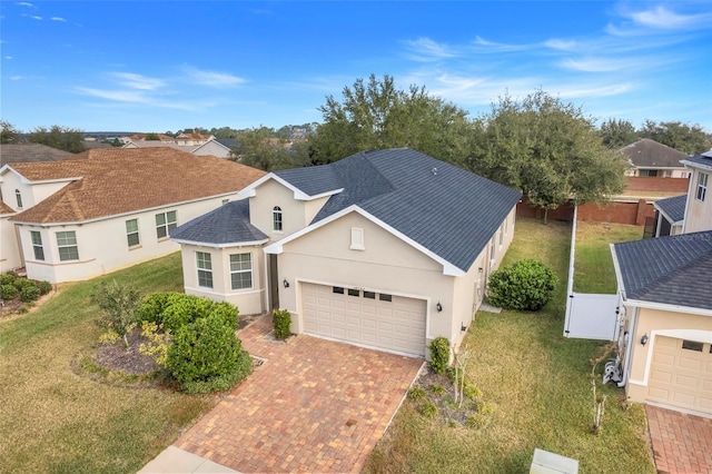 view of front of house featuring a front lawn