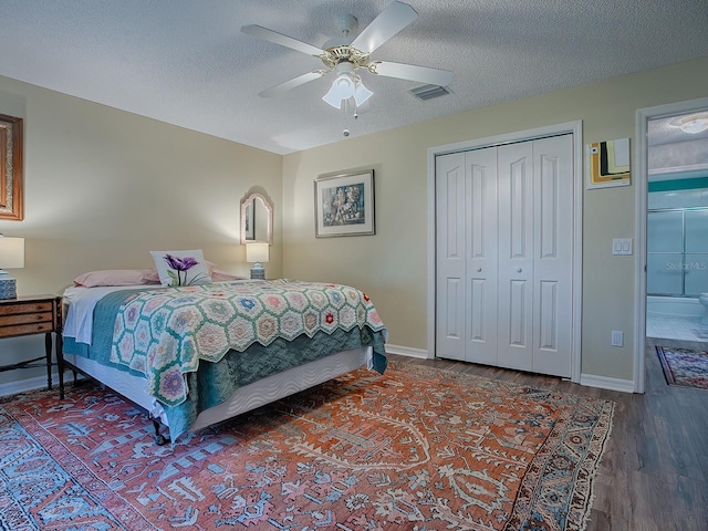 bedroom with hardwood / wood-style flooring, ceiling fan, a closet, and a textured ceiling