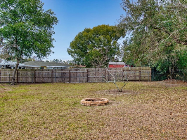 view of yard featuring an outdoor fire pit