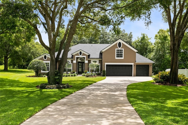 view of front of property featuring a front lawn