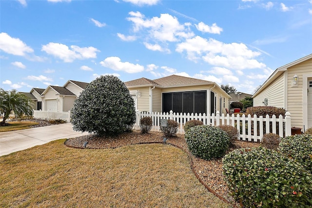 view of front facade featuring a front yard