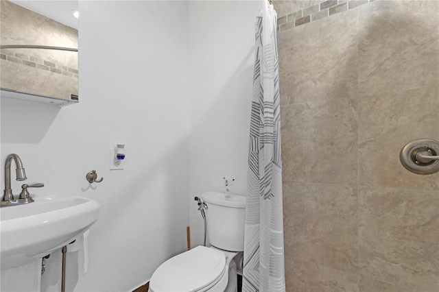 bathroom with a shower with curtain, sink, and toilet