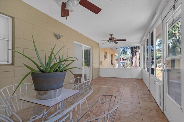 sunroom with ceiling fan