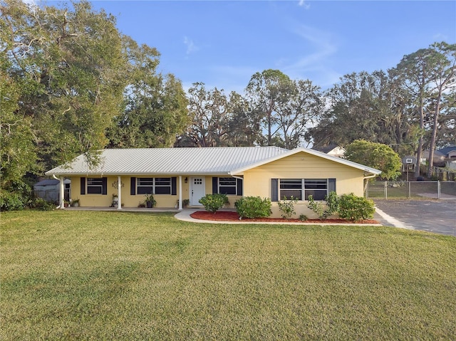 single story home with a front yard