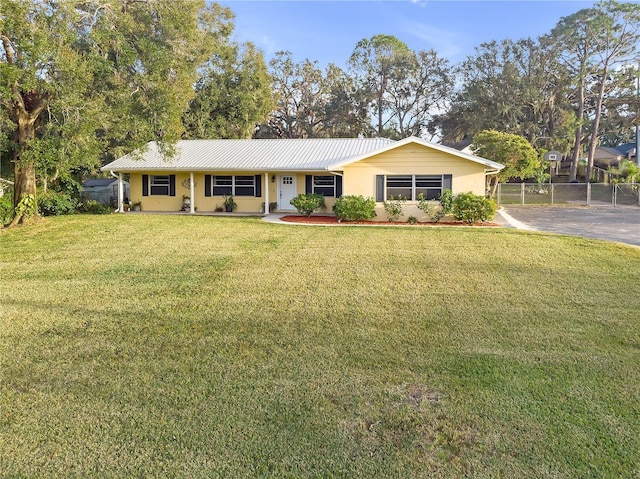 single story home with a front lawn